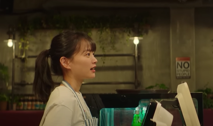 스마트폰을 떨어뜰였을 뿐인데 나미가 일한 디스코플래닛 카페